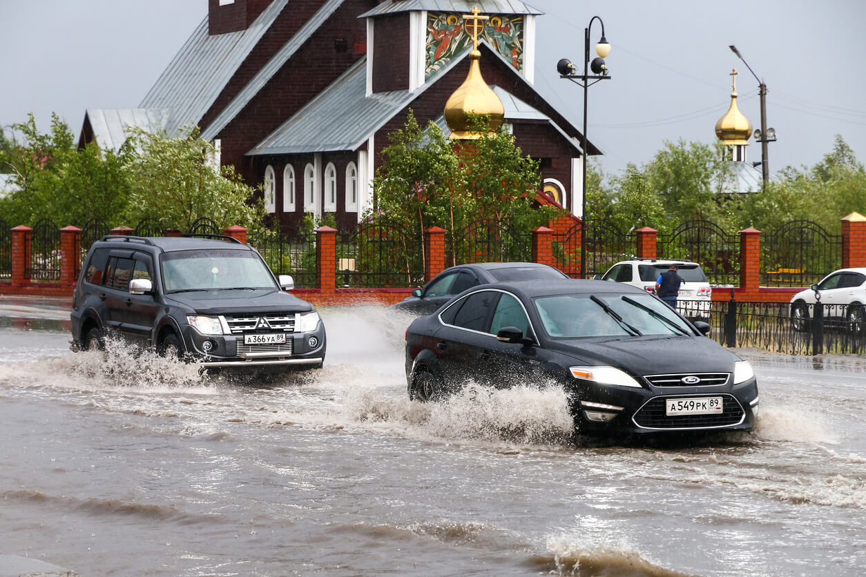 Como dirigir com segurança em meio à chuva forte
