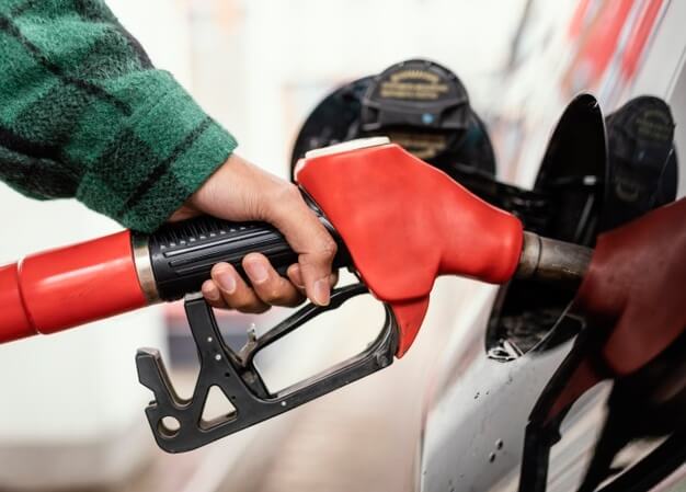 Gasolina nos EUA rompe barreira dos US$ 4 por galão e alcança pico desde 2022