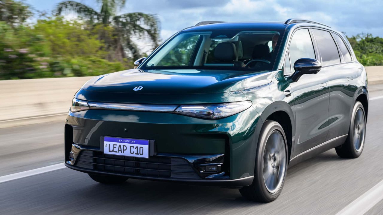 Leapmotor inicia operação no Brasil com os SUVs C10 e B10