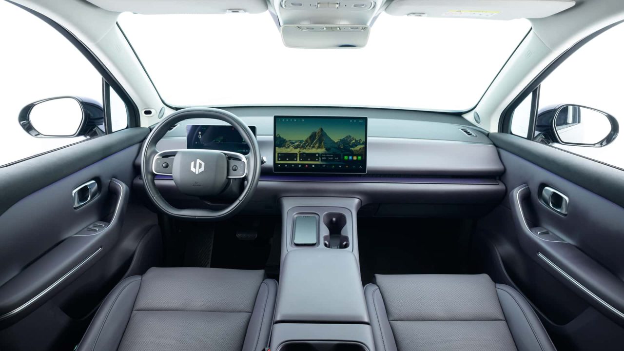 Leapmotor inicia operação no Brasil com os SUVs C10 e B10