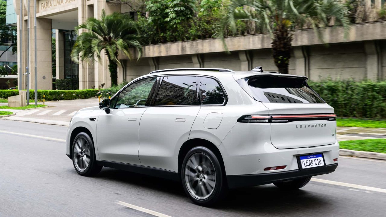 Leapmotor inicia operação no Brasil com os SUVs C10 e B10