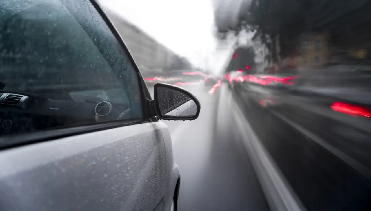 Como dirigir com segurança em meio à chuva forte