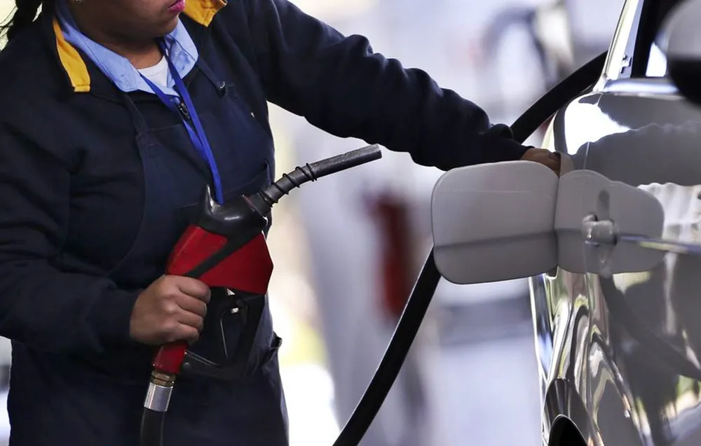 Qual gasolina escolher: comum, aditivada ou premium?