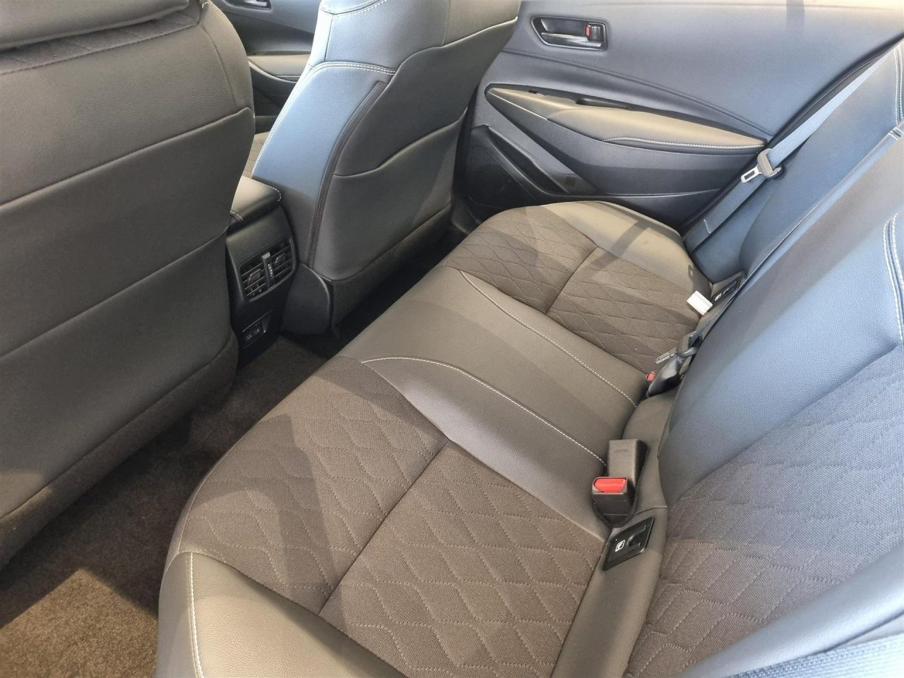 Preço do Toyota Corolla híbrido 2026 é reduzido em R$ 35.055 para PcD em novembro