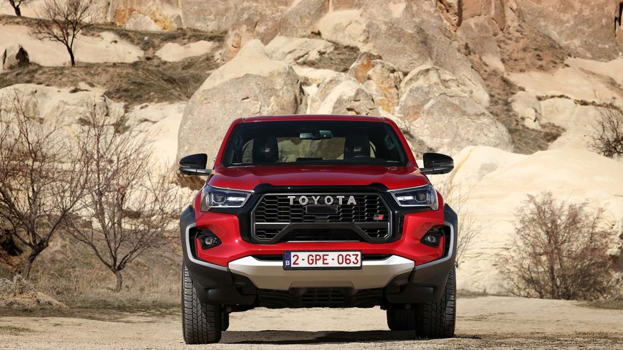 Nova geração da Toyota Hilux aparece em teaser e estreia em novembro