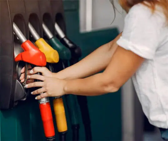 Qual gasolina escolher: comum, aditivada ou premium?