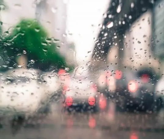 Vidro embaçado no carro: veja como resolver e prevenir o problema