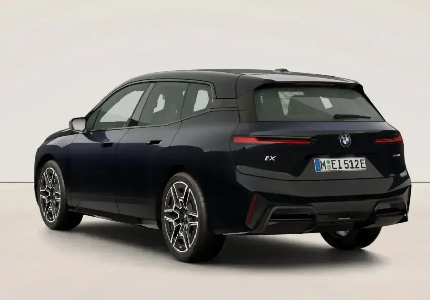 Papa Leão XIV recebe BMW avaliado em R$ 720 mil; veja detalhes do SUV elétrico