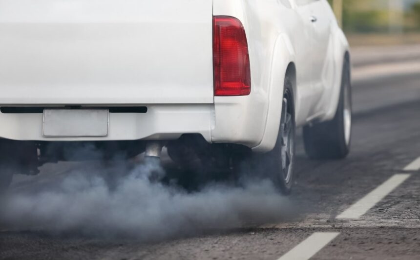 Carro queimando óleo: entenda as causas e saiba como agir