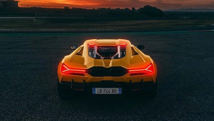Yuri Alberto vive auge no Corinthians e aparece de Lamborghini de R$ 7 milhões