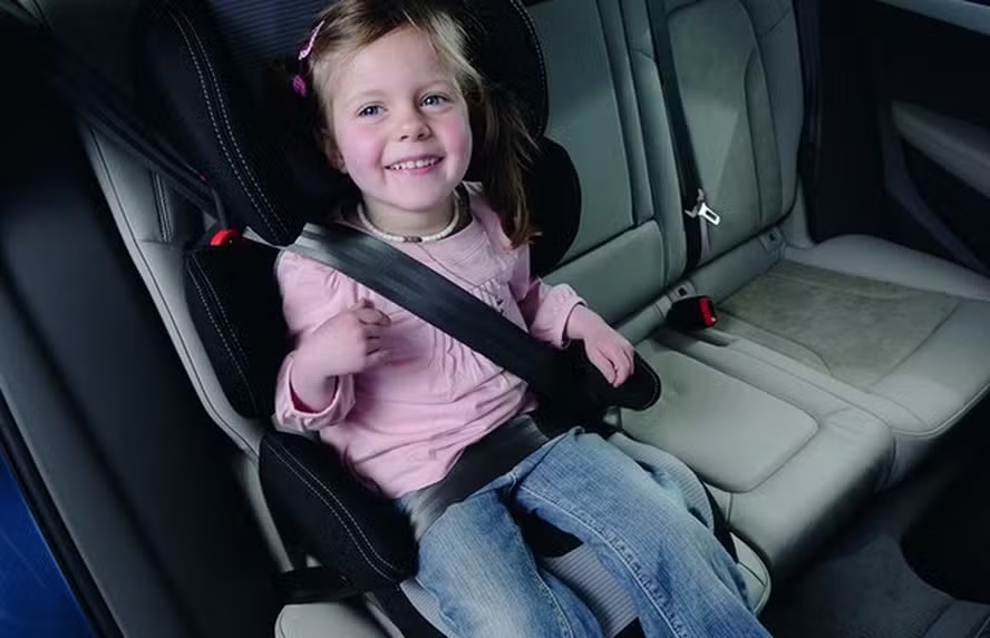 Criança sem cadeirinha no carro gera multa? Veja valores e penalidades