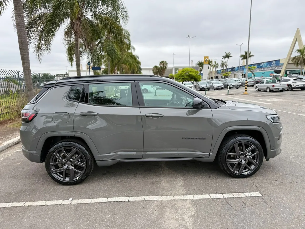 Jeep Compass Longitude 2026 custa menos que Creta com desconto de R$ 27.900 para CNPJ