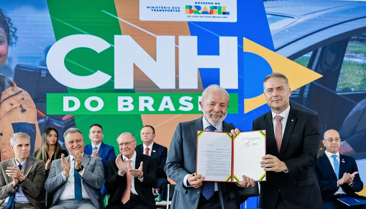 Lula diz que governo quer reduzir custo do financiamento de motos para entregadores
