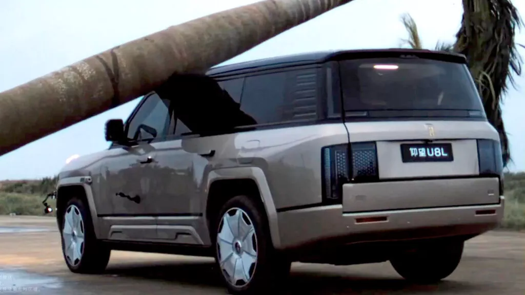 Yangwang U8 enfrenta teste extremo: BYD derruba árvore para provar resistência