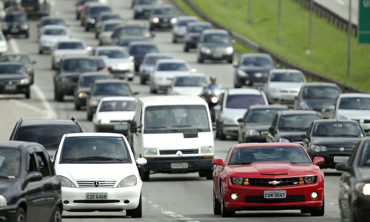 Vai viajar de carro? Dicas práticas para economizar combustível no fim do ano