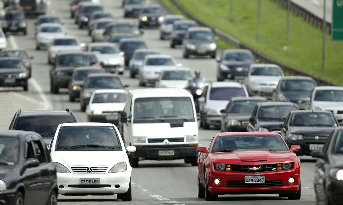 Projeto do prefeito prevê fim da circulação de novos caminhões a diesel em SP