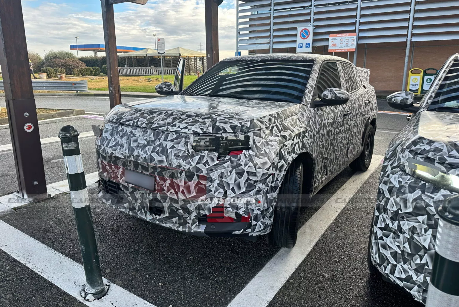 Novo Fiat Fastback 2027 aparece em testes mostrando design interno e faróis