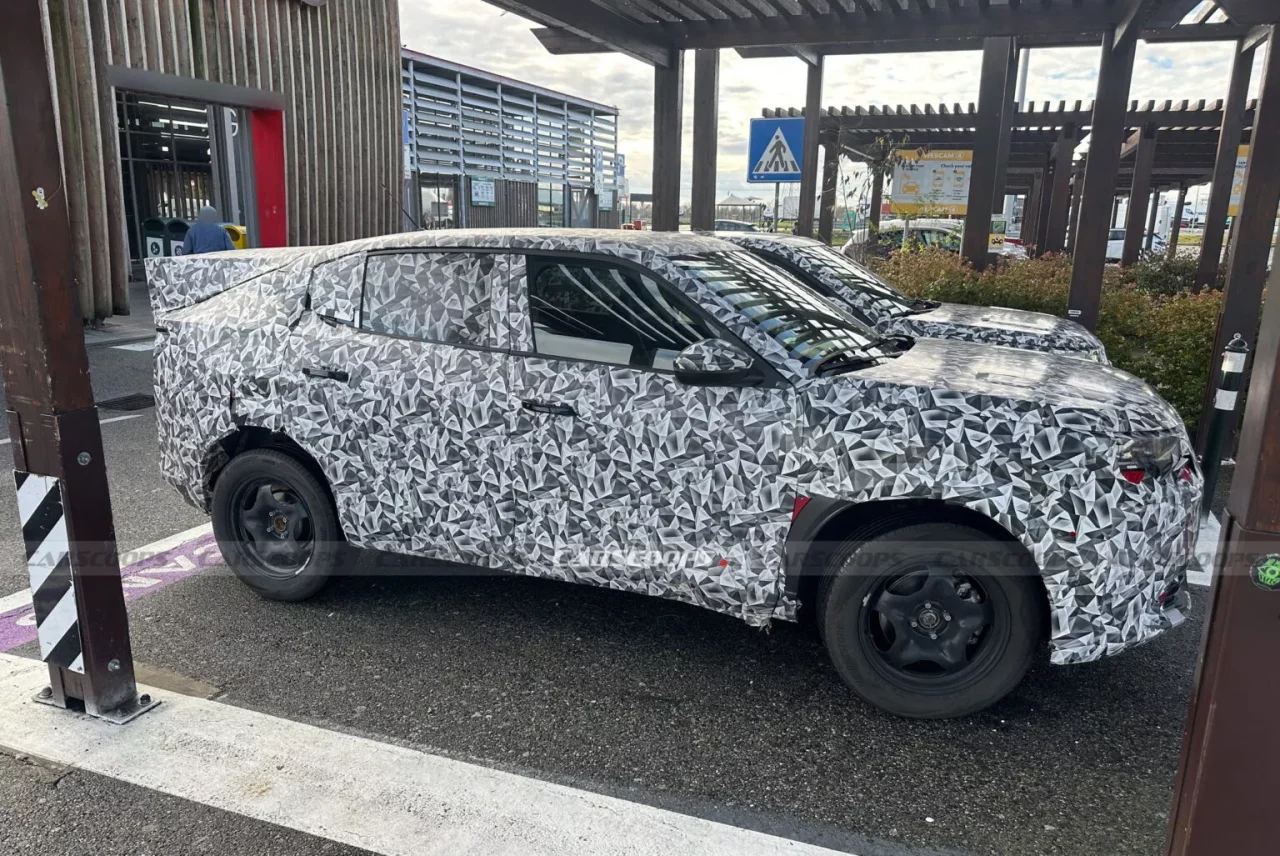 Novo Fiat Fastback 2027 aparece em testes mostrando design interno e faróis