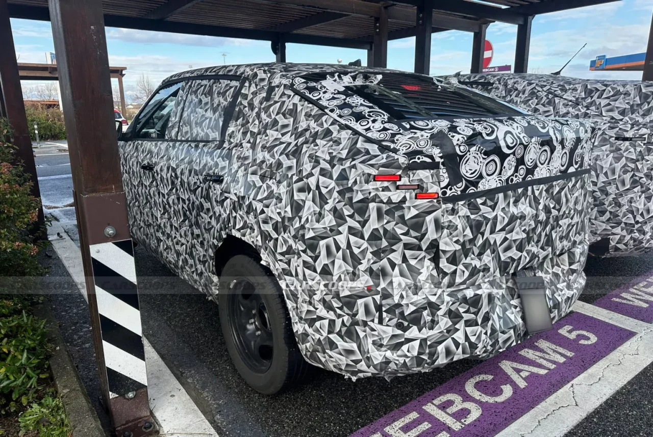 Novo Fiat Fastback 2027 aparece em testes mostrando design interno e faróis