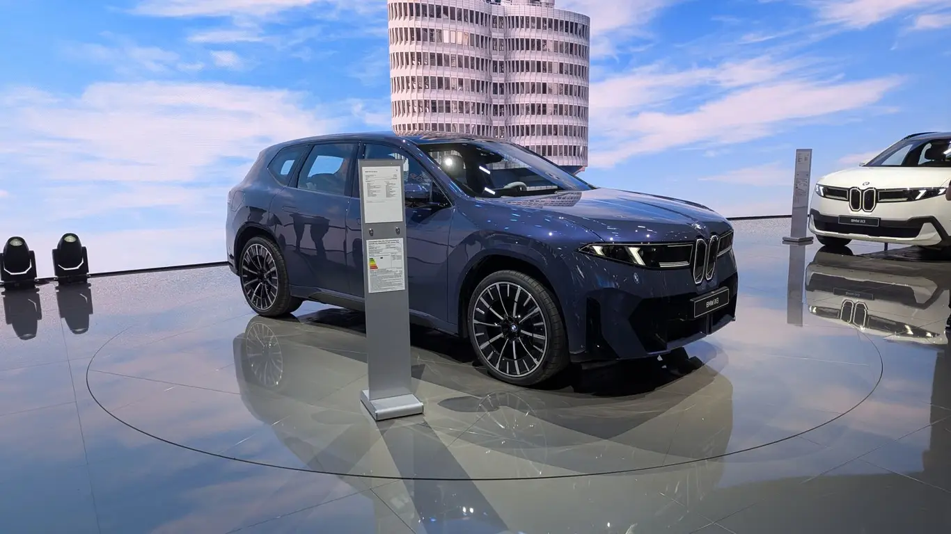 Procura pelo BMW iX3 supera expectativas e esgota produção europeia de 2026