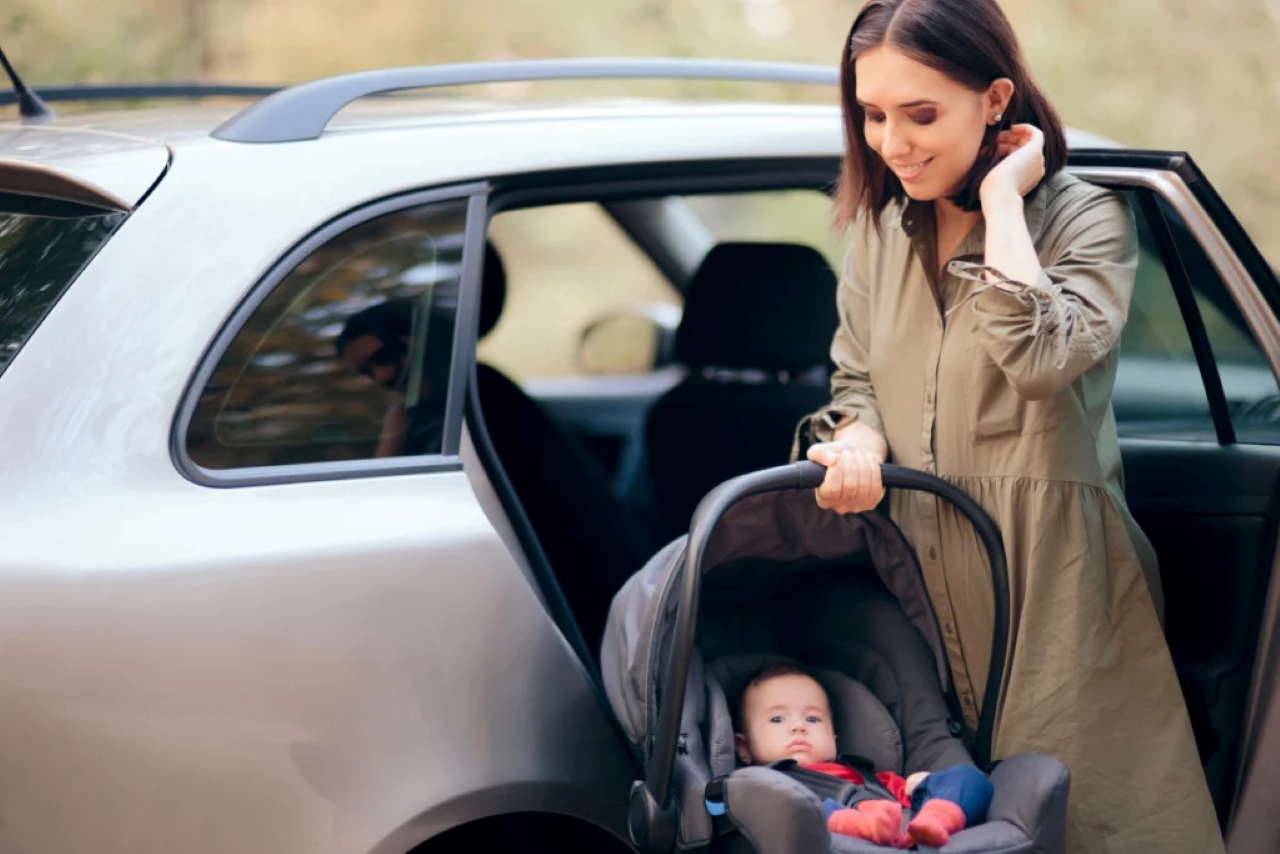 Criança sem cadeirinha no carro gera multa? Veja valores e penalidades