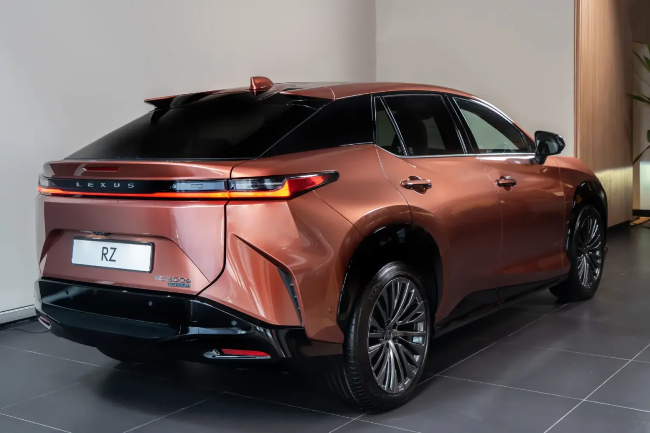 Lexus lança no Brasil seu primeiro SUV elétrico, o RZ 500e, por R$ 499.990