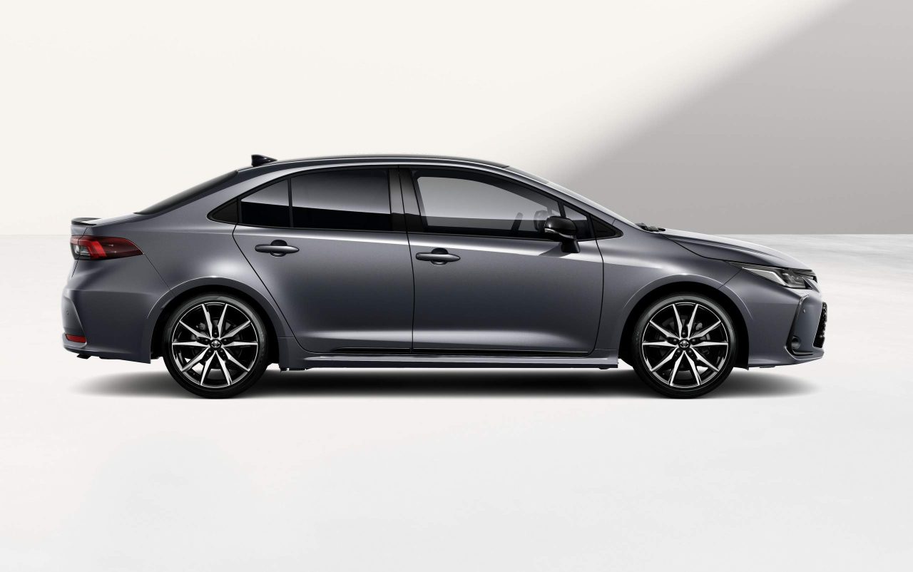 Toyota lança Corolla 2026 com inédita pintura cinza fosca na Europa