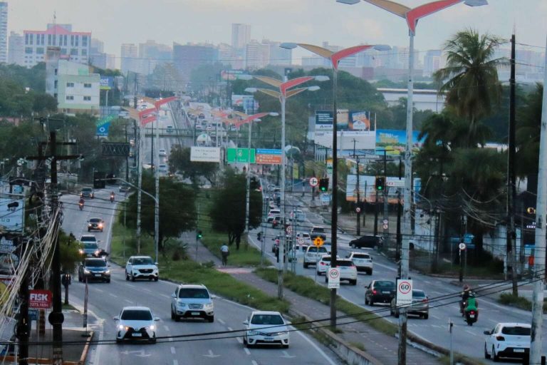 Avançar o sinal vermelho: qual é a multa, a penalidade e se existe tolerância