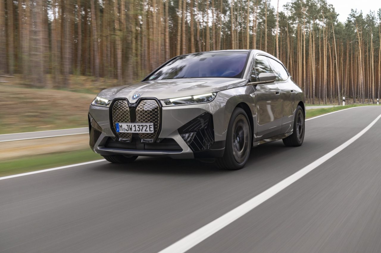Papa Leão XIV recebe BMW avaliado em R$ 720 mil; veja detalhes do SUV elétrico