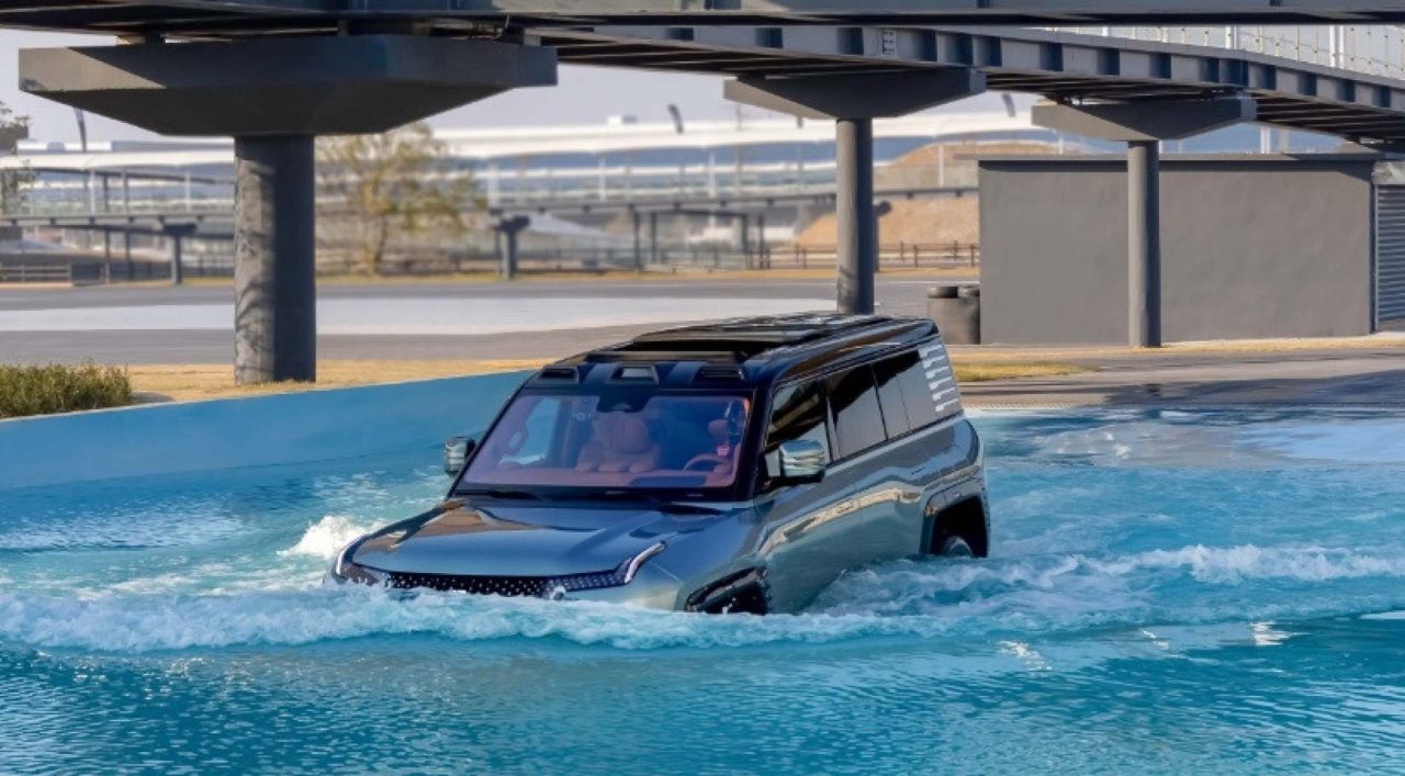 Yangwang U8 enfrenta teste extremo: BYD derruba árvore para provar resistência