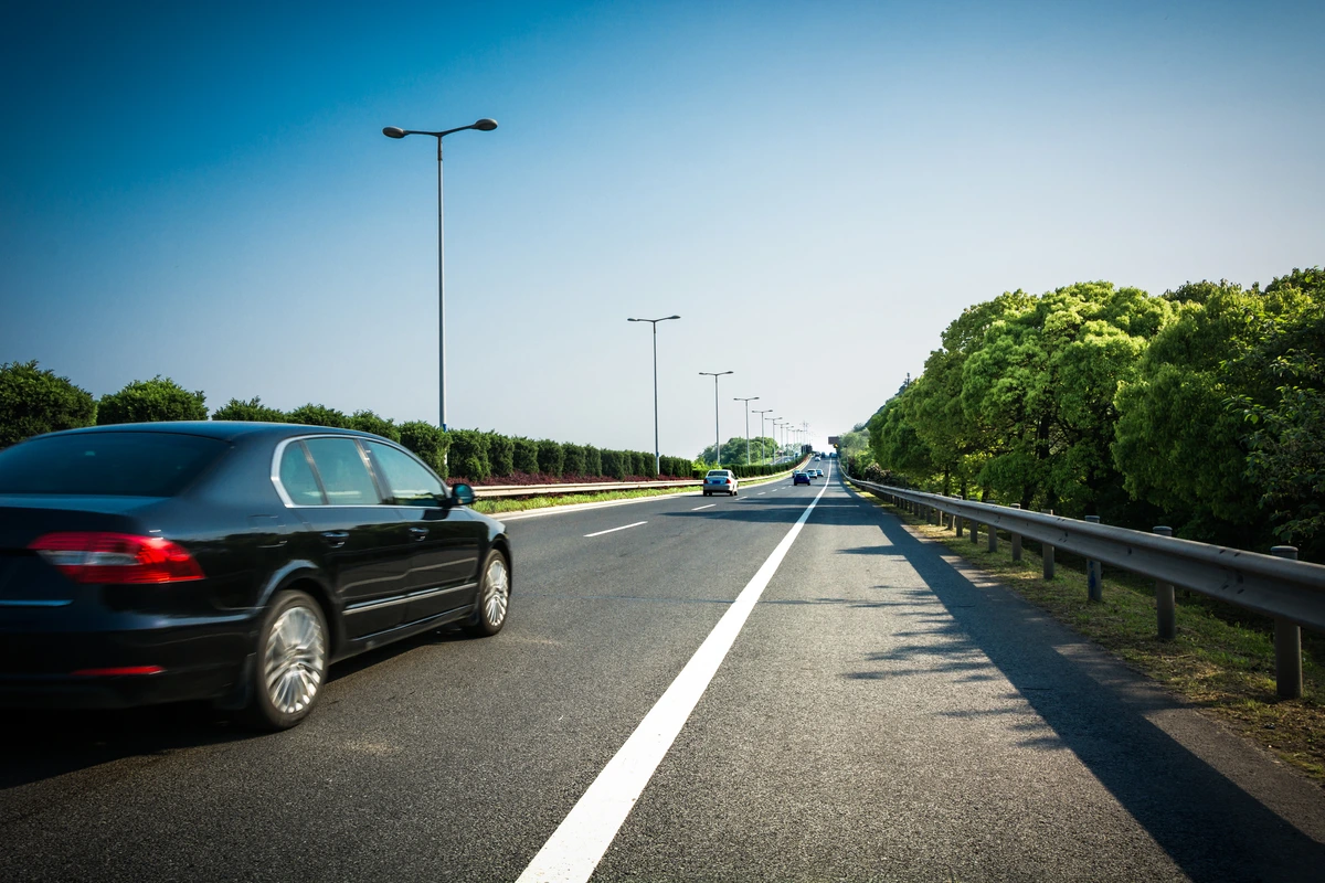 Vai pegar a estrada no fim de ano? Saiba como preparar os pneus do carro