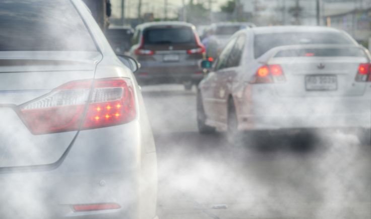 Carro queimando óleo: entenda as causas e saiba como agir