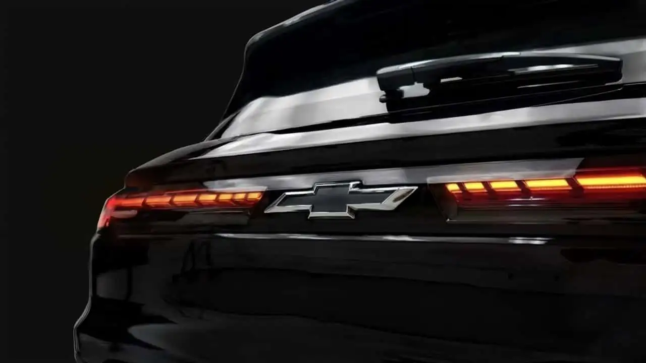 Teaser destaca traseira do Chevrolet Sonic, que estreia no mercado em 2026