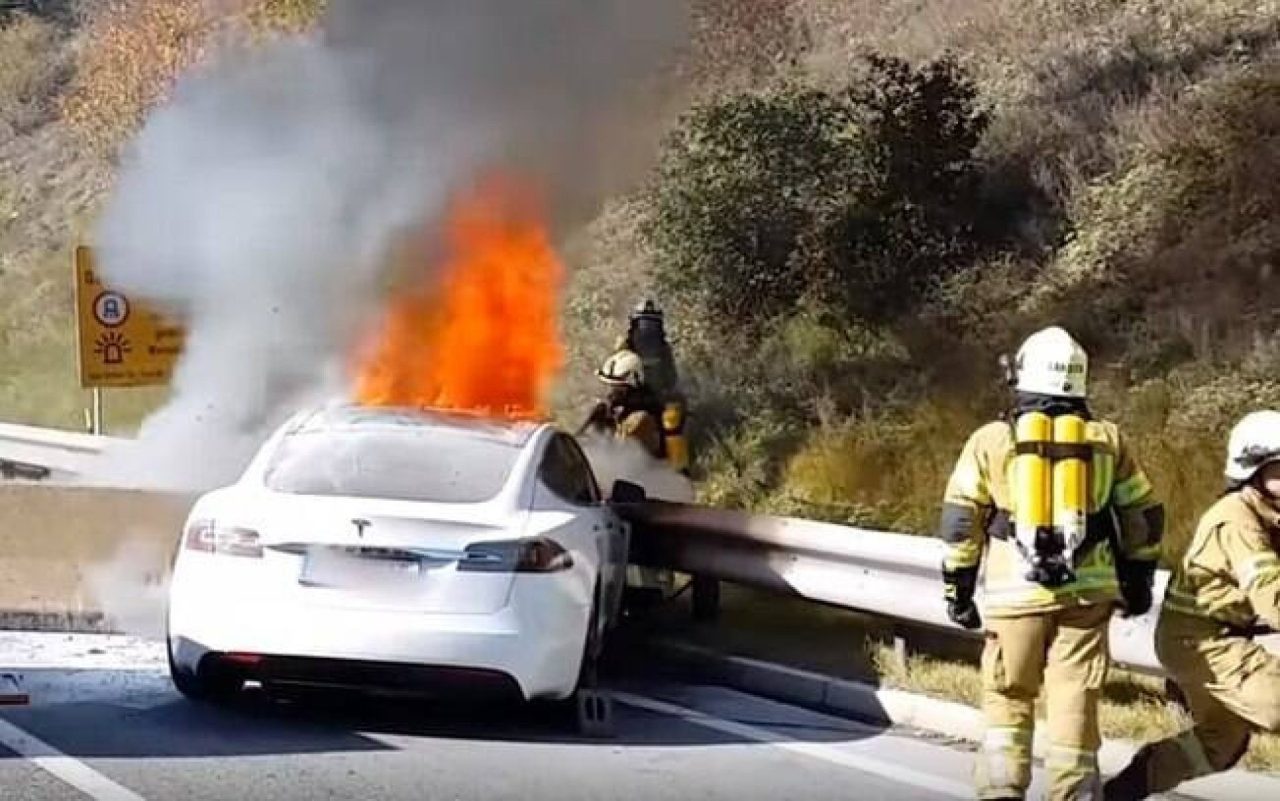 Investigação aponta falha em portas elétricas da Tesla associada a 15 mortes nos EUA