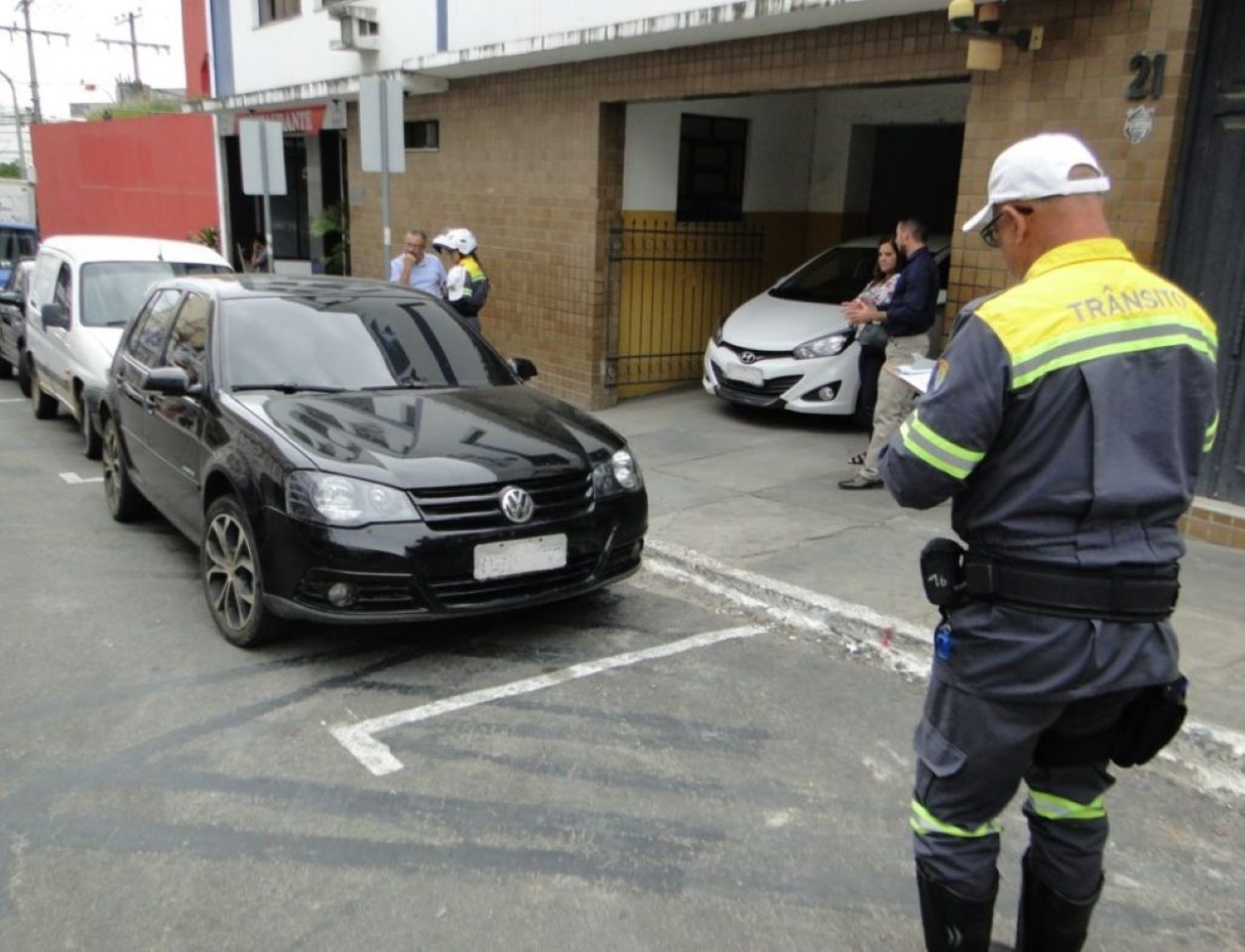 Estacionar em frente à própria garagem pode dar multa? Veja o que diz a lei