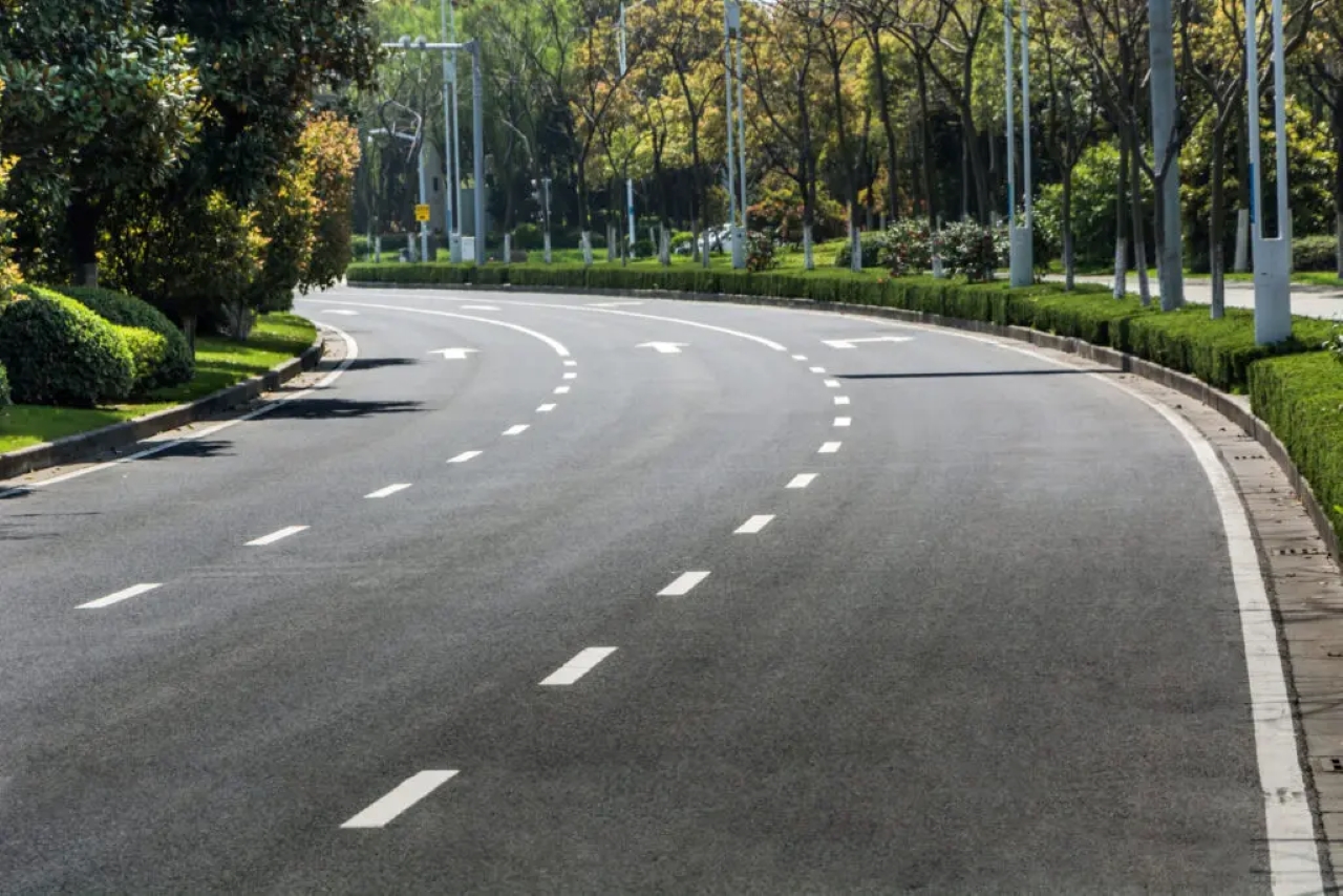Entenda por que parar na pista de rolamento é proibido e gera multa