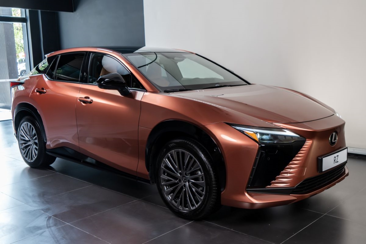 Lexus lança no Brasil seu primeiro SUV elétrico, o RZ 500e, por R$ 499.990