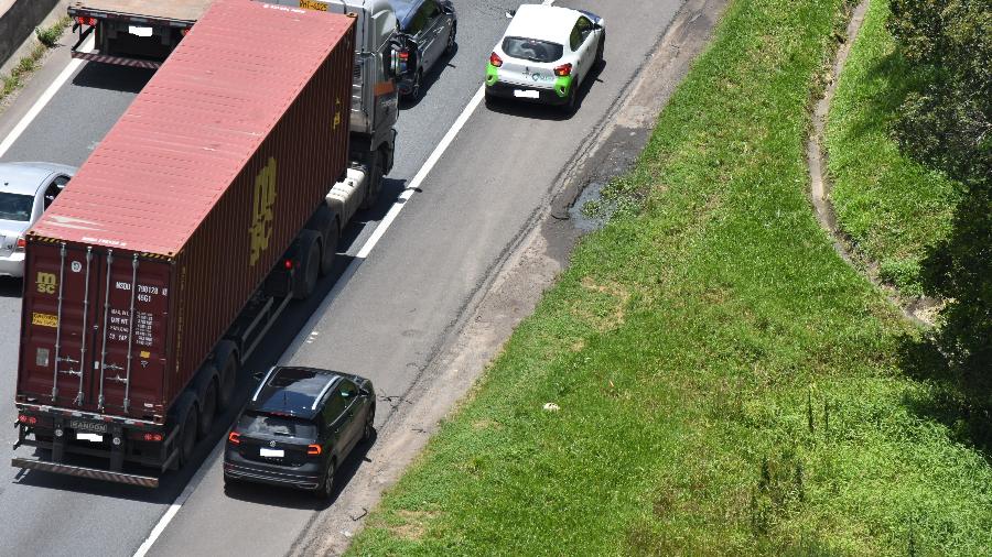 Trafegar pelo acostamento dá multa: veja qual é a penalidade