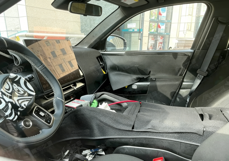 Fotos vazadas do Zeekr 8X revelam detalhes do interior e novo volante