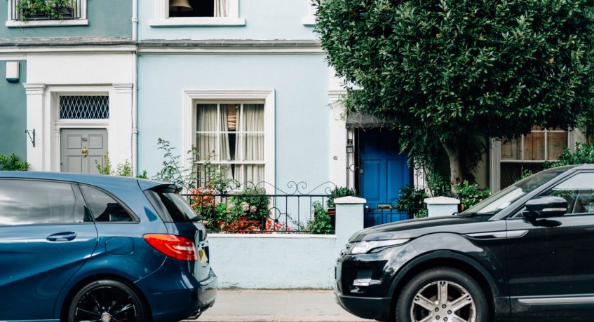 Estacionar em frente à própria garagem pode dar multa? Veja o que diz a lei