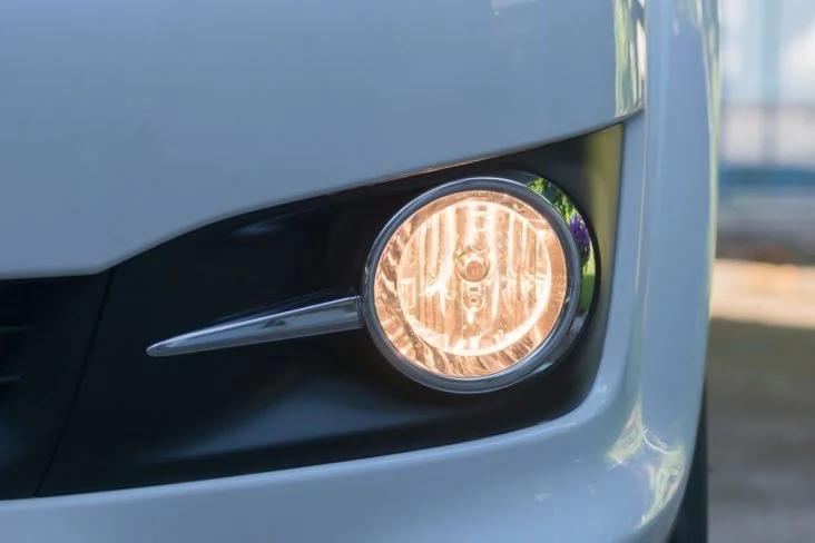 Farol queimou durante a viagem: o motorista pode ser multado?
