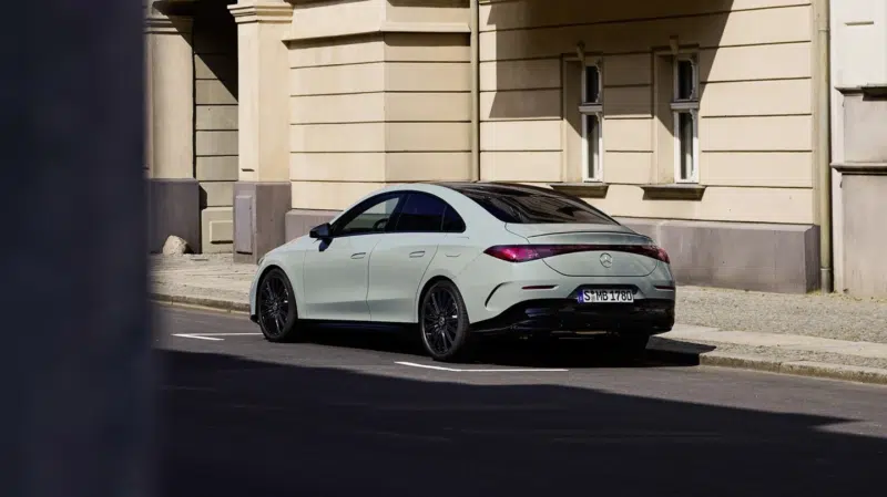 Novo Mercedes-Benz CLA 220 híbrido 2026 aposta em motor Geely de 208 cv
