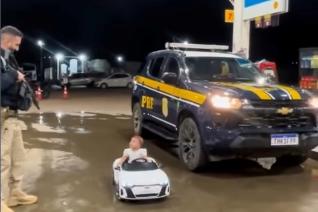 PRF faz abordagem inusitada e flagra bebê “dirigindo” carro elétrico