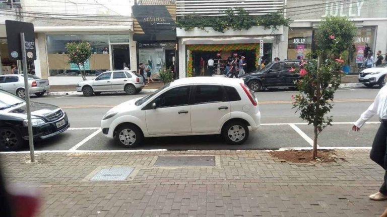 Estacionar na contramão dá multa? Veja o que diz a lei