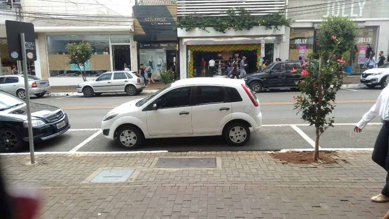 Estacionar na contramão dá multa? Veja o que diz a lei