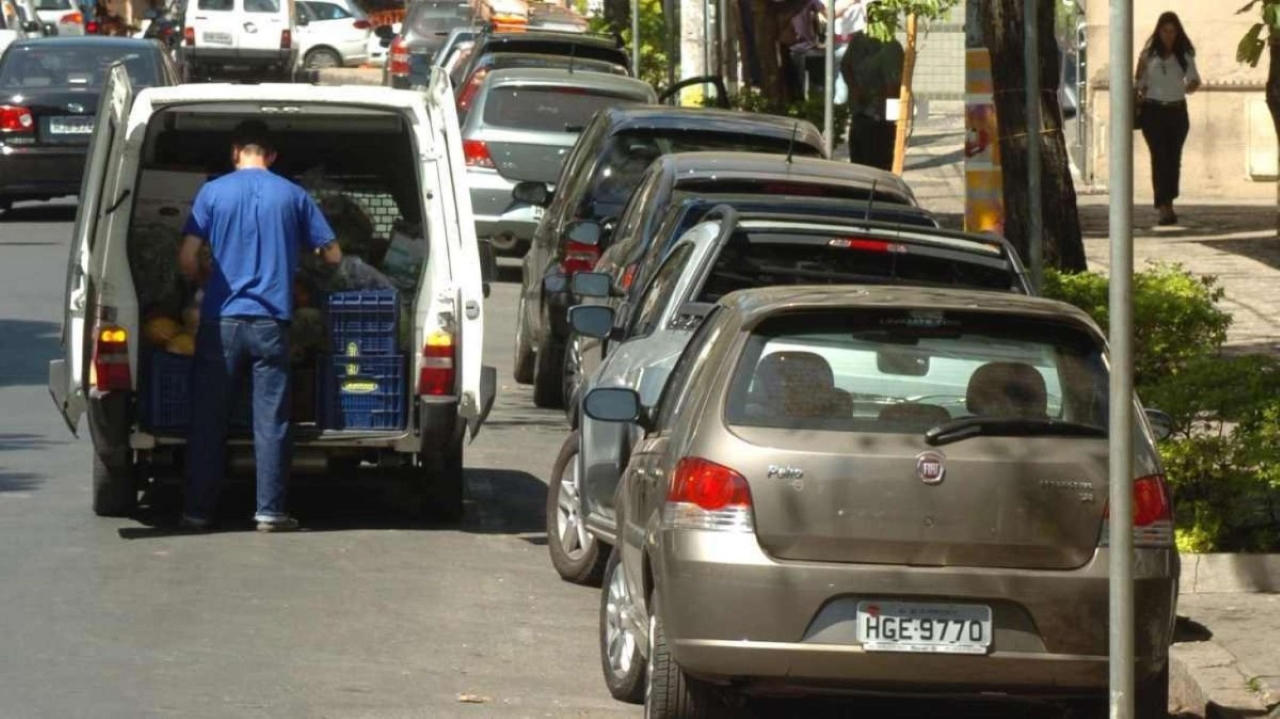 Veja quanto custa a multa por estacionar impedindo a movimentação de outro veículo