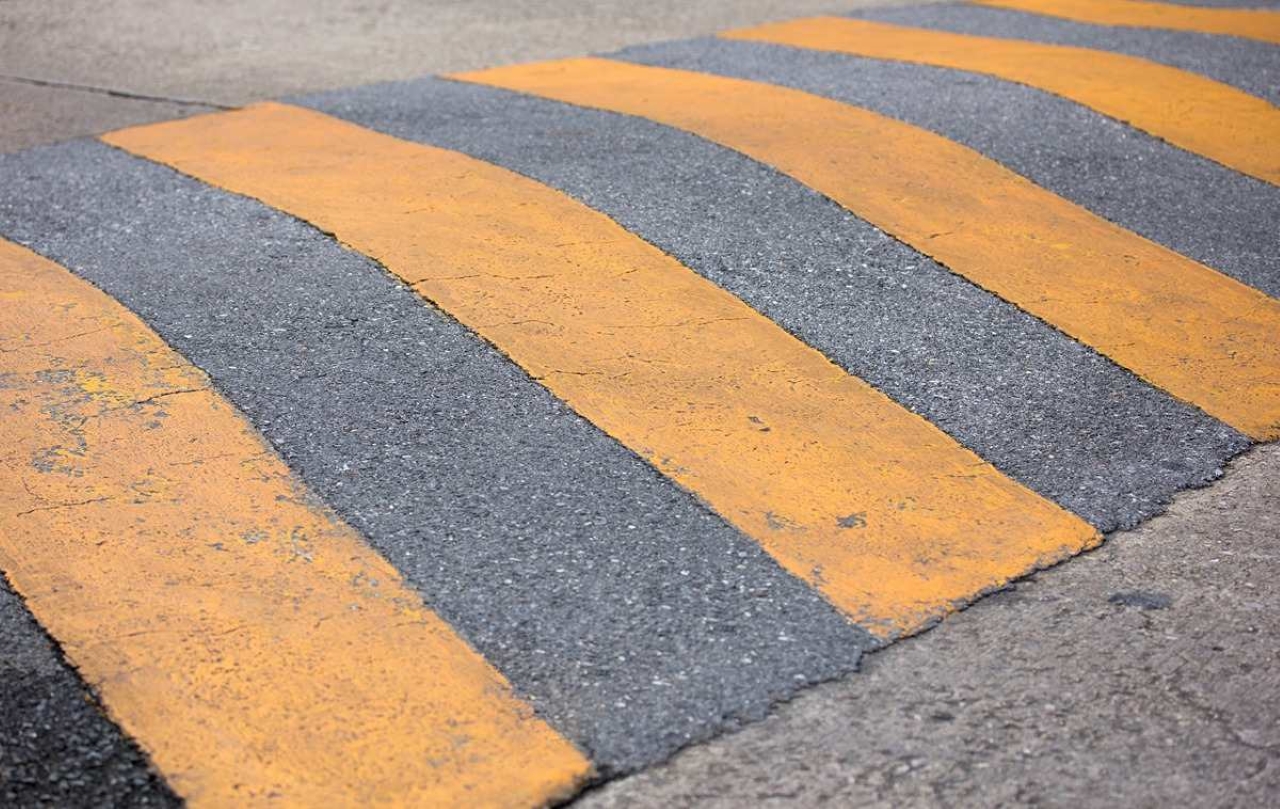 Como passar por um quebra-molas sem danificar o carro