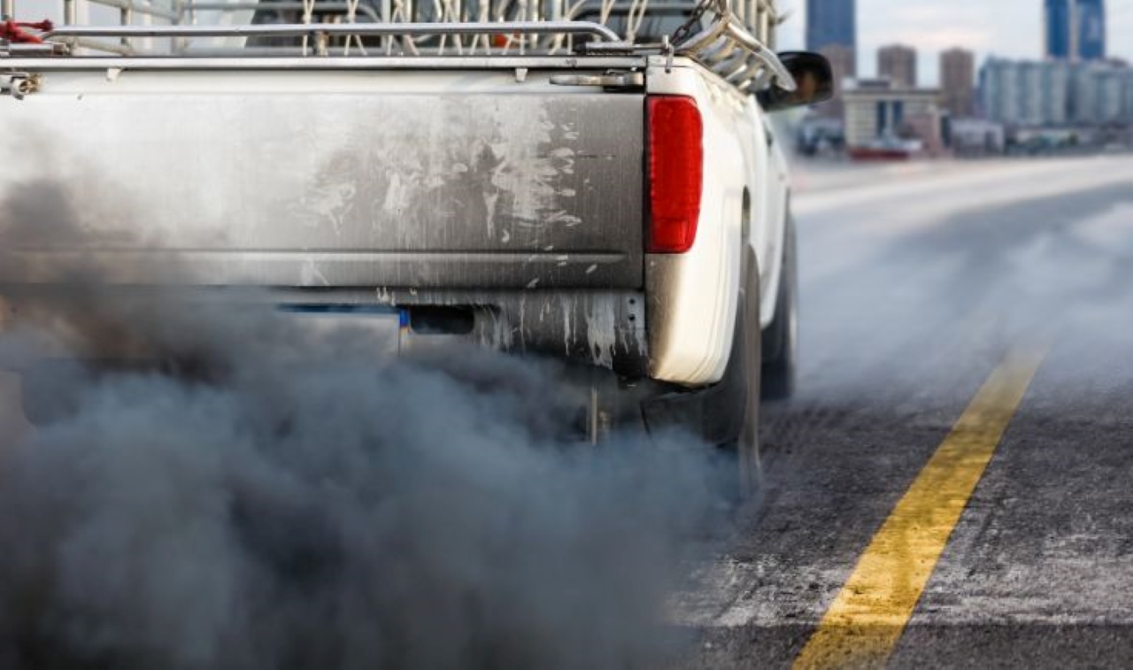 Carro queimando óleo: entenda as causas e saiba como agir