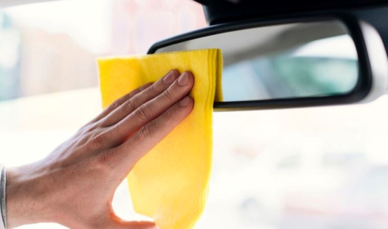 Para-brisa embaçado? Veja como limpar por dentro do jeito certo