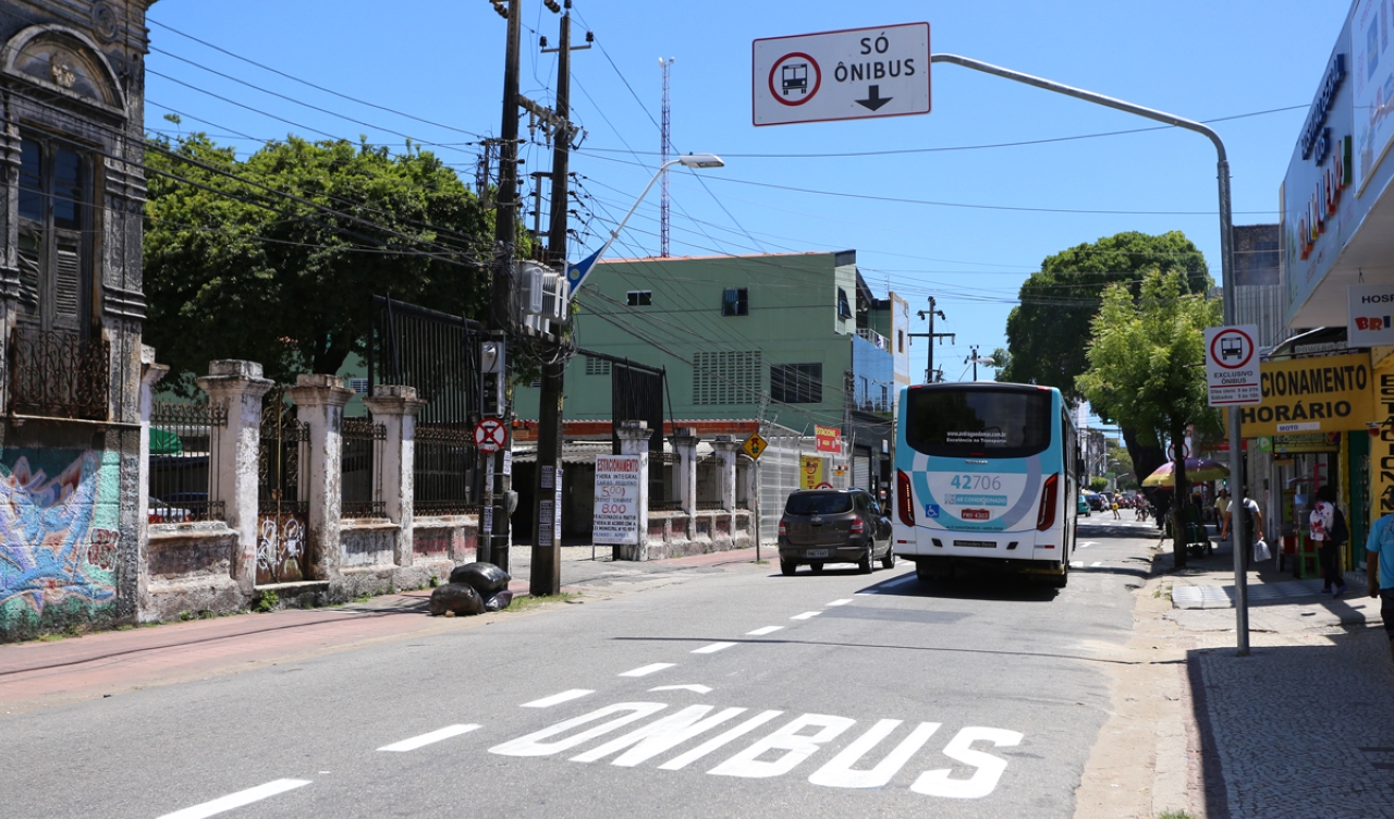 Usar a faixa de ônibus dá multa? Veja valores e como se defender